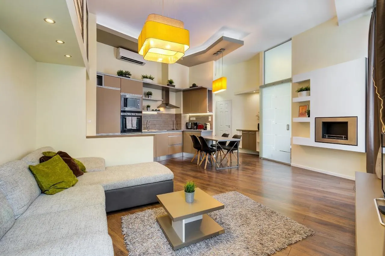 Spacious & Stylish Apartment In Downtown Budapeşte