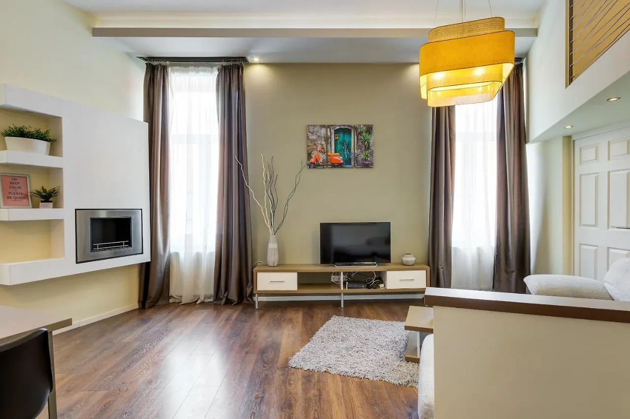 Spacious & Stylish Apartment In Downtown Budapeşte