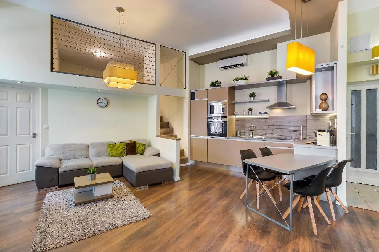 Spacious & Stylish Apartment In Downtown Budapeşte