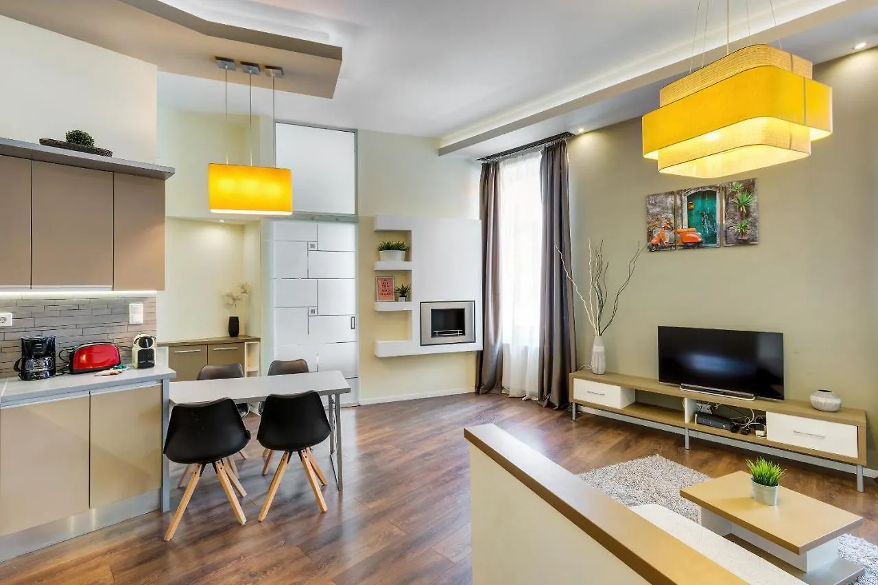 Spacious & Stylish Apartment In Downtown Budapest