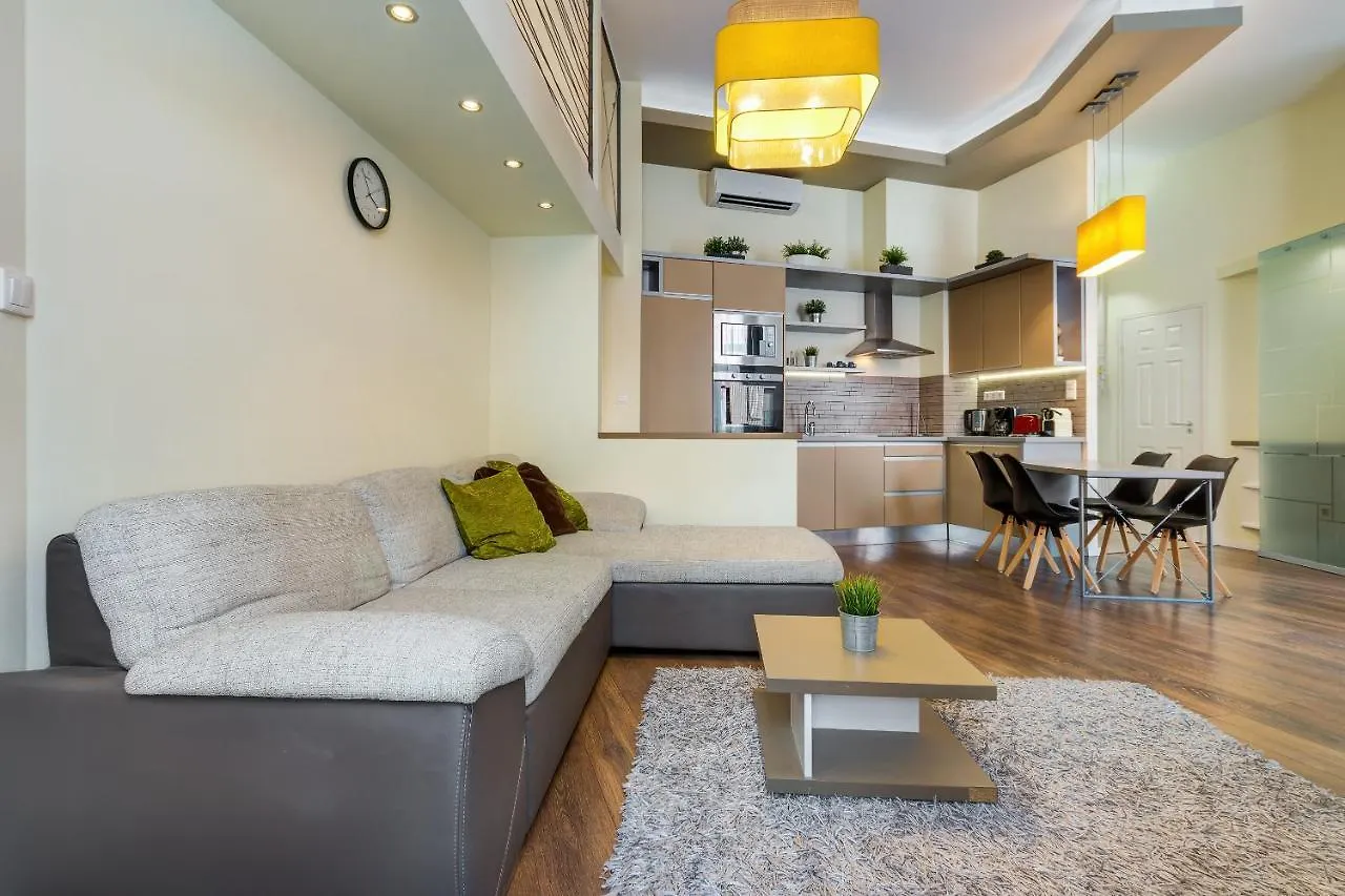 Spacious & Stylish Apartment In Downtown Budapeşte