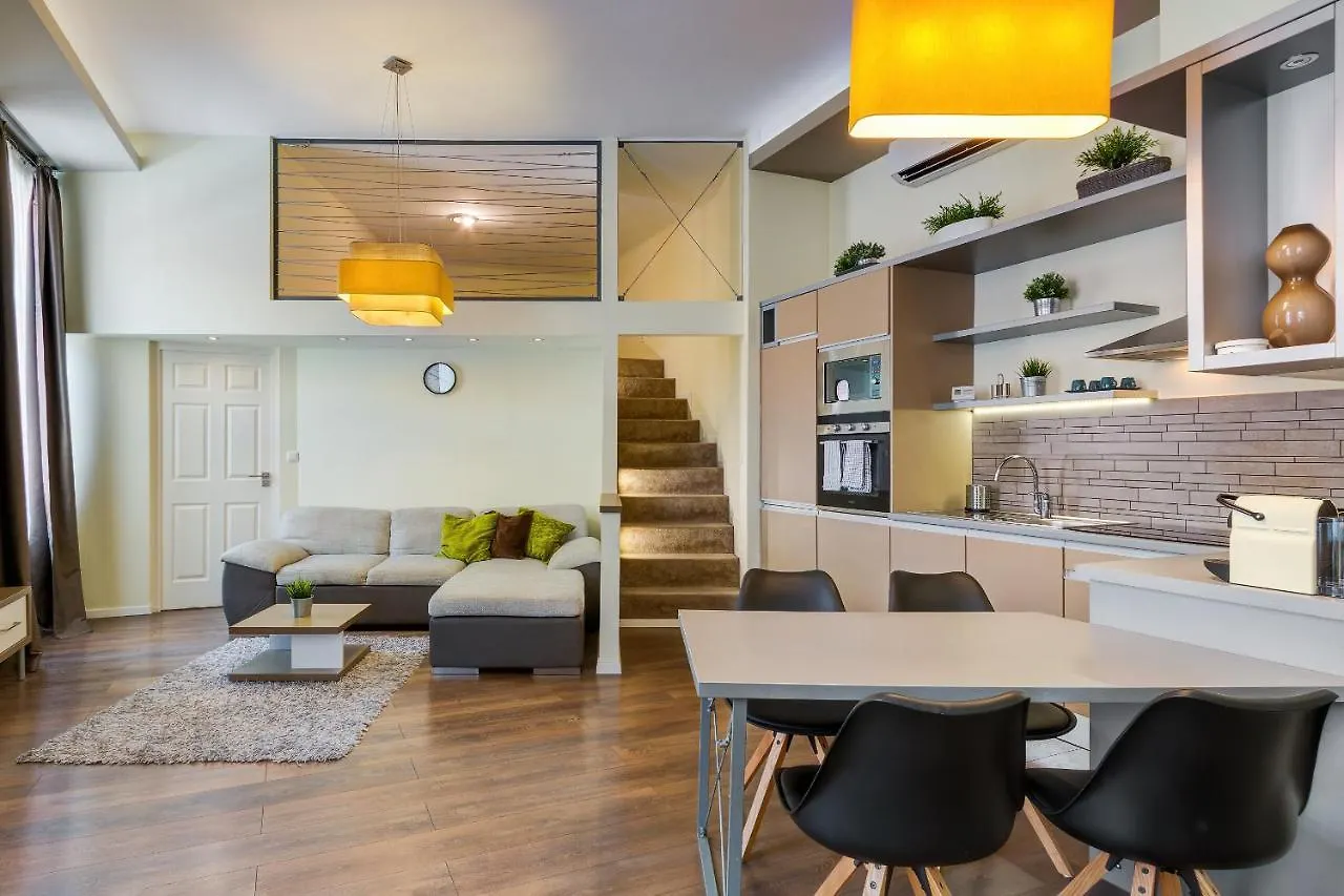 Spacious & Stylish Apartment In Downtown Budapeşte