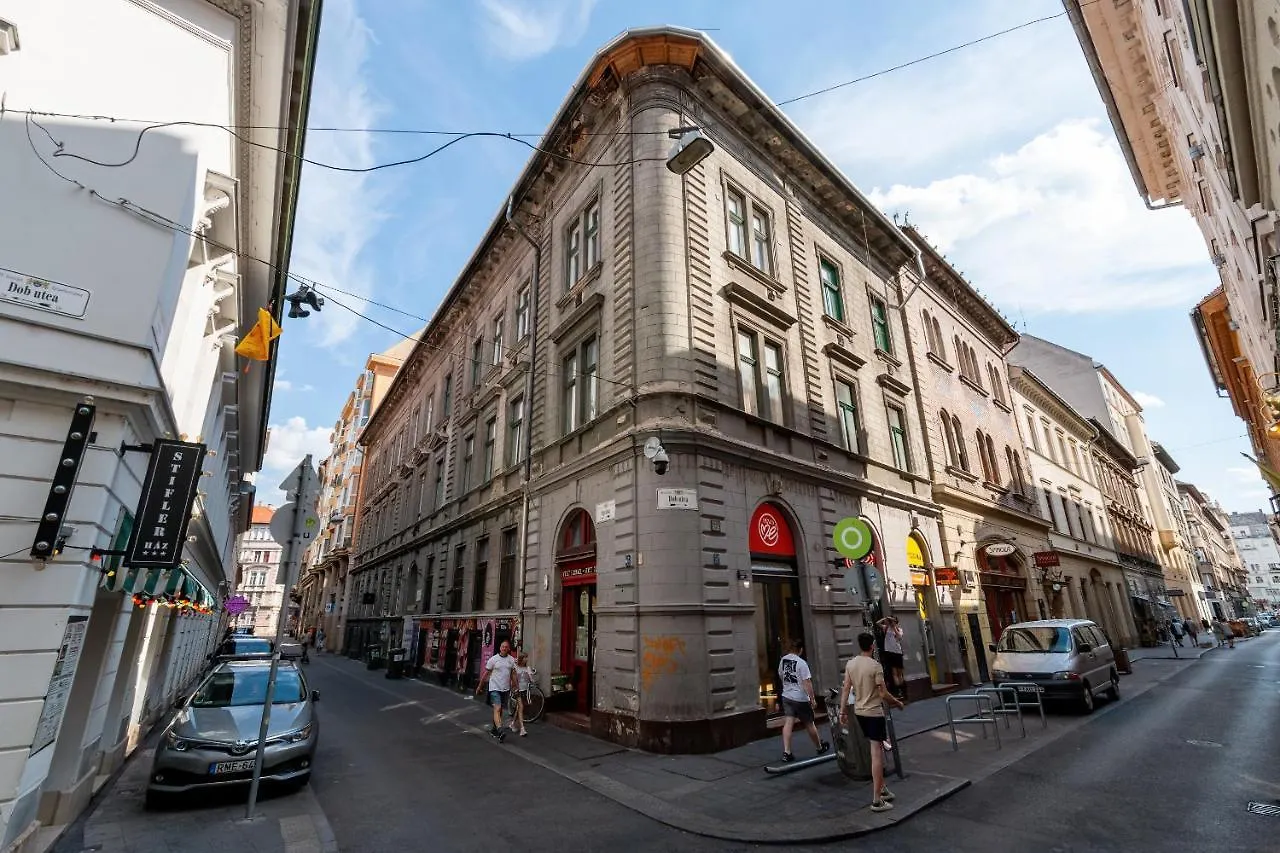 Spacious & Stylish Apartment In Downtown Budapeşte