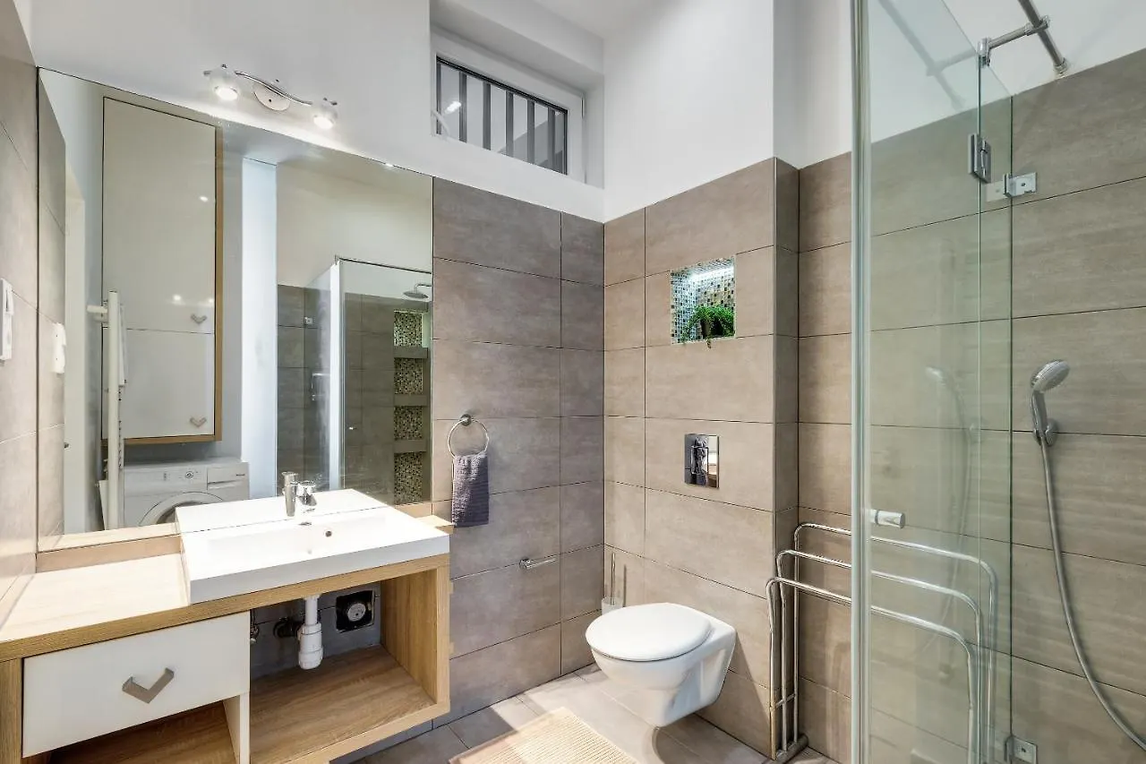 Spacious & Stylish Apartment In Downtown Budapeşte